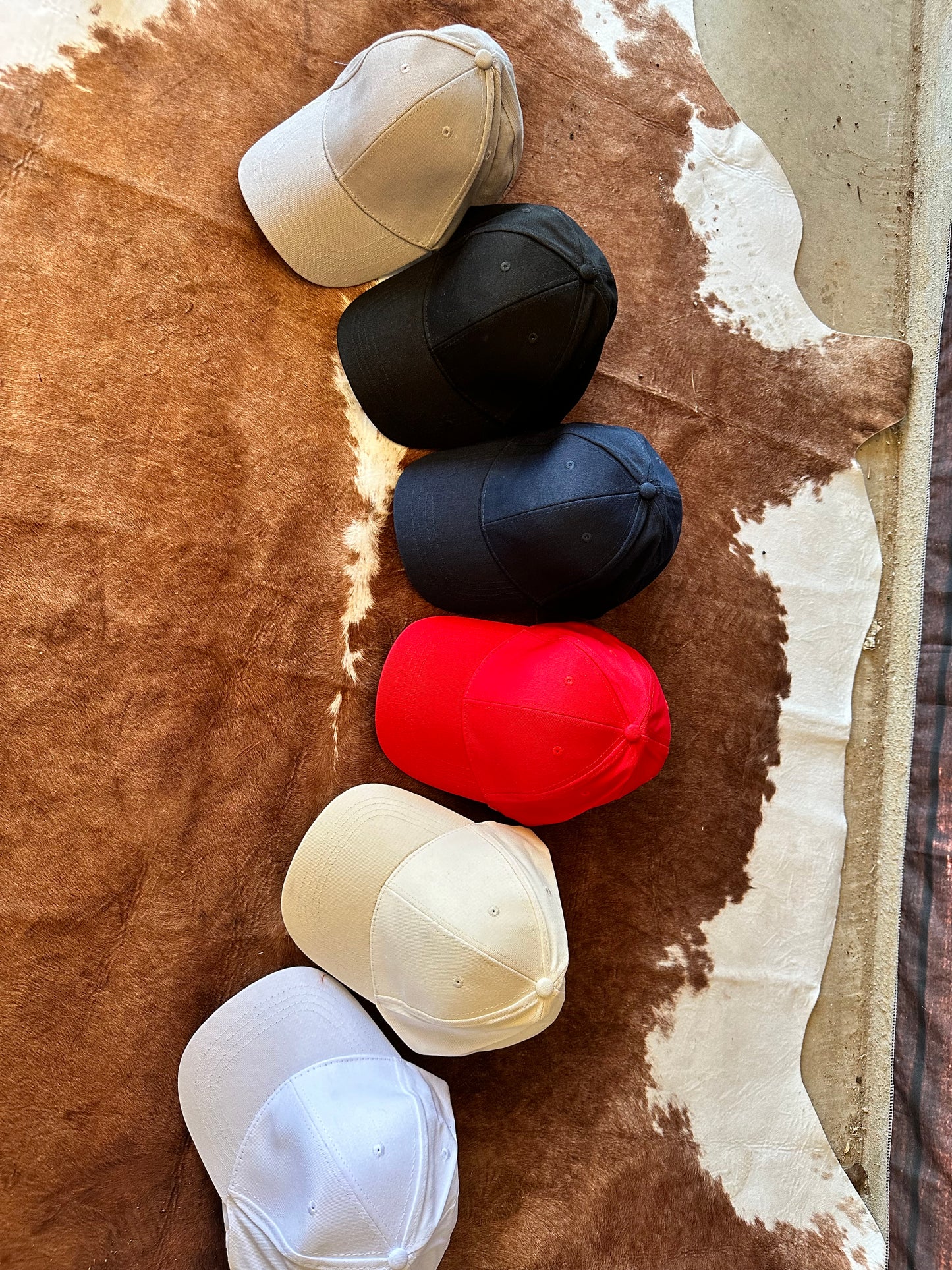 Ball cap with structured crown in 6 colors