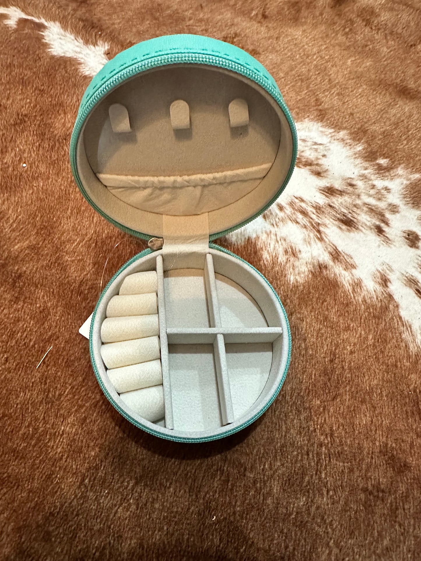 inside of Cactus hearts faux leather travel jewelry box