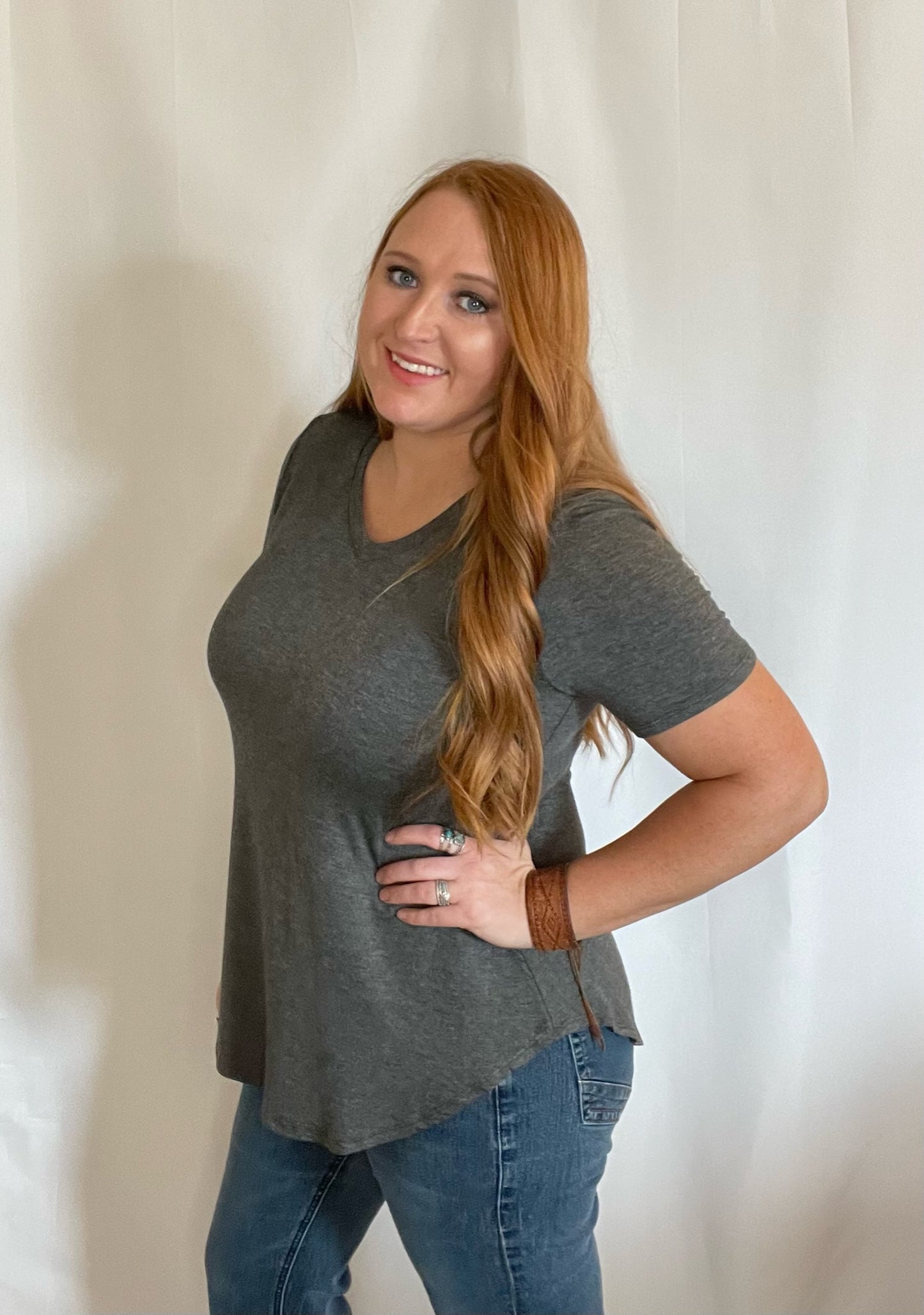Model wearing Charcoal 2tone t-shirt
