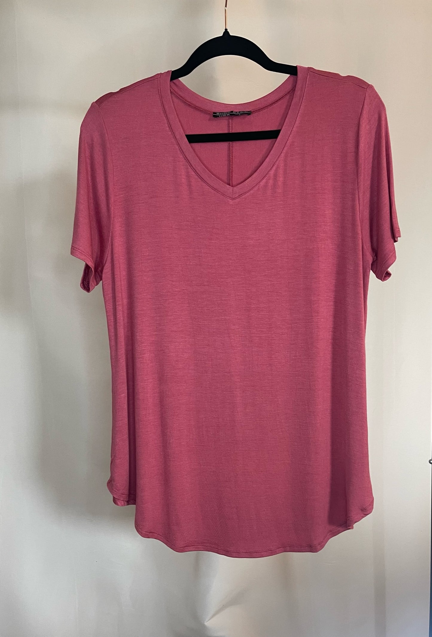 Plain v-neck t-shirt in mauve color.
