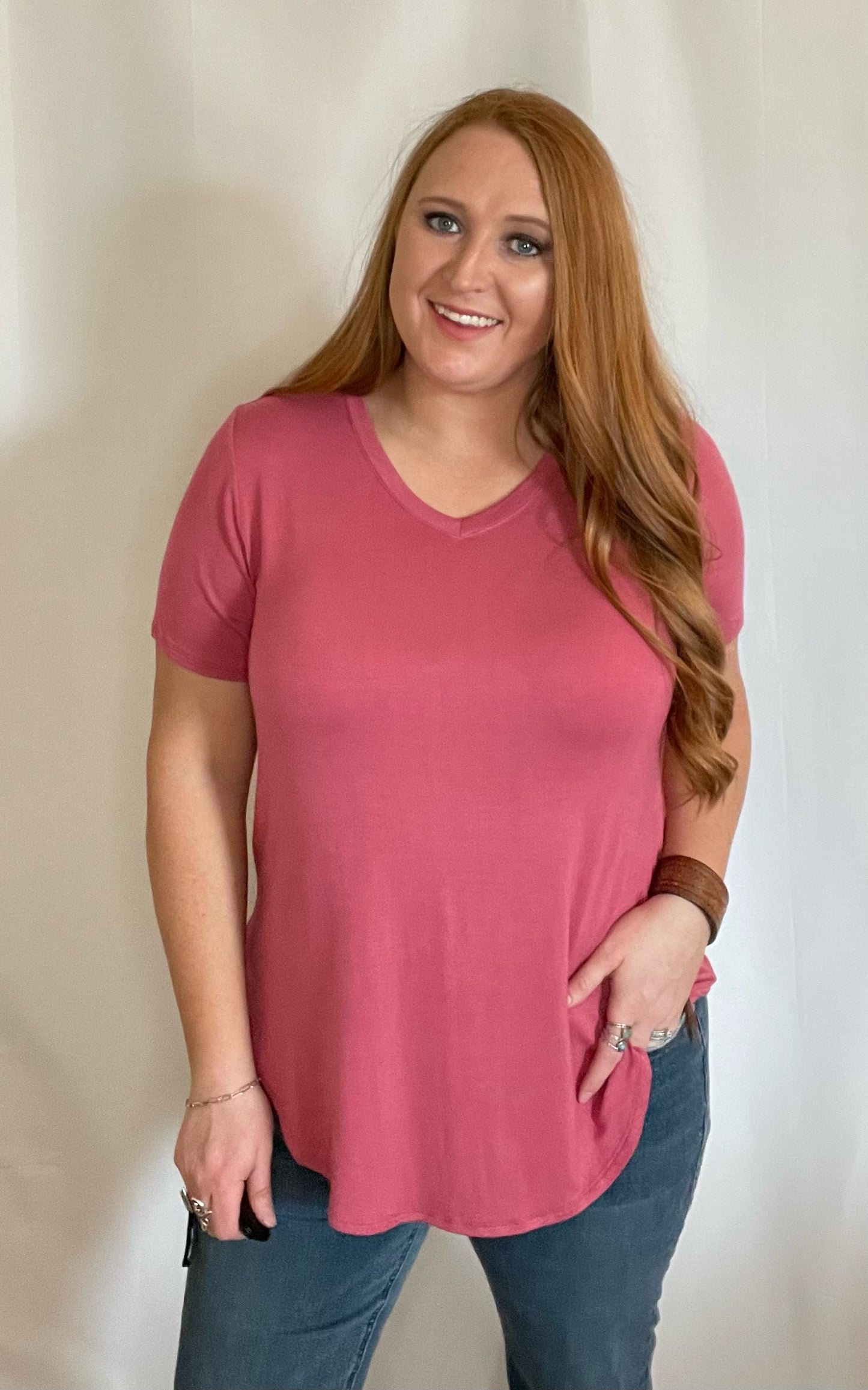 Model wearing Mauve plain v- neck t-shirt