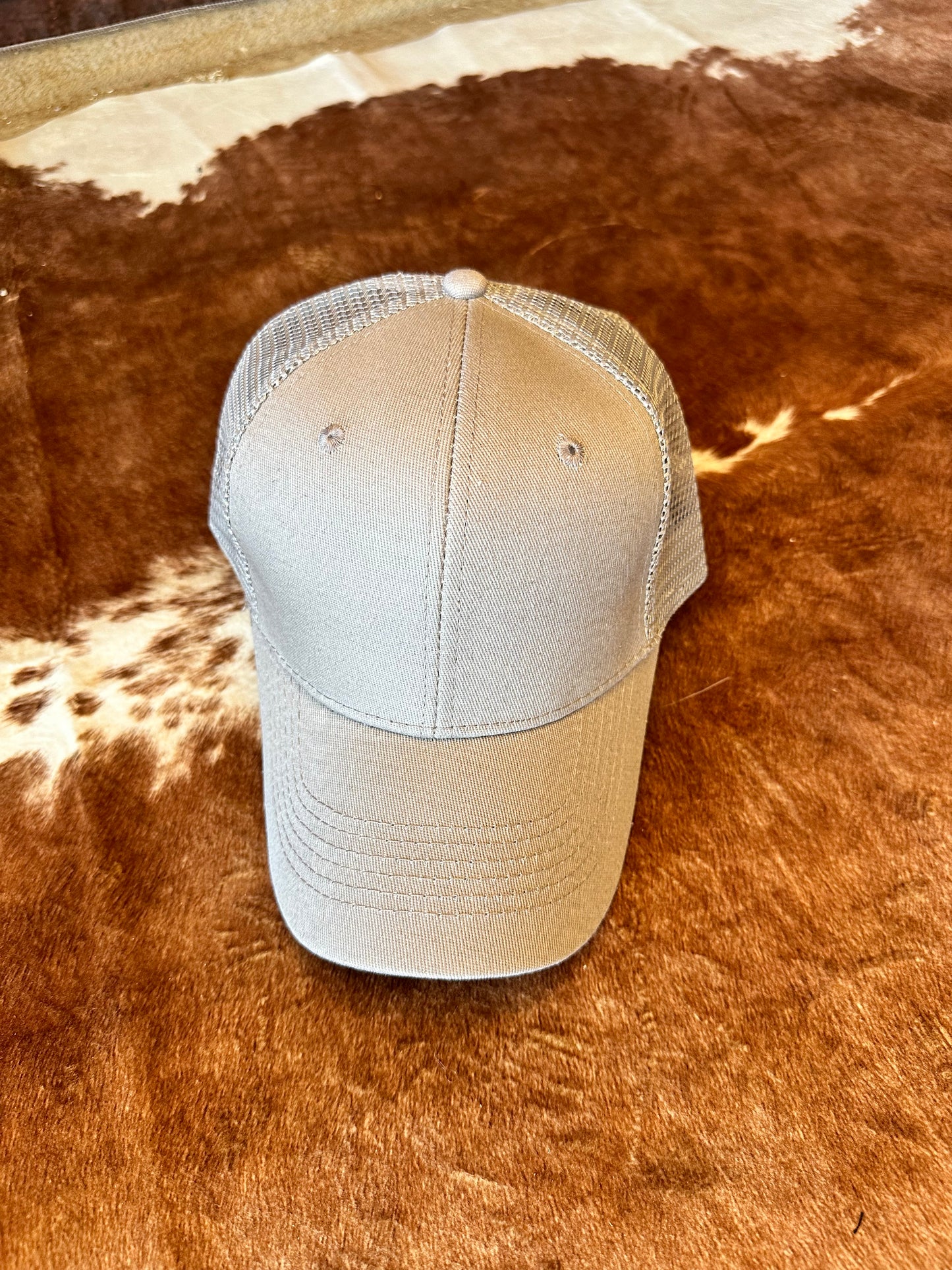Light grey ball cap with structured crown and mesh back