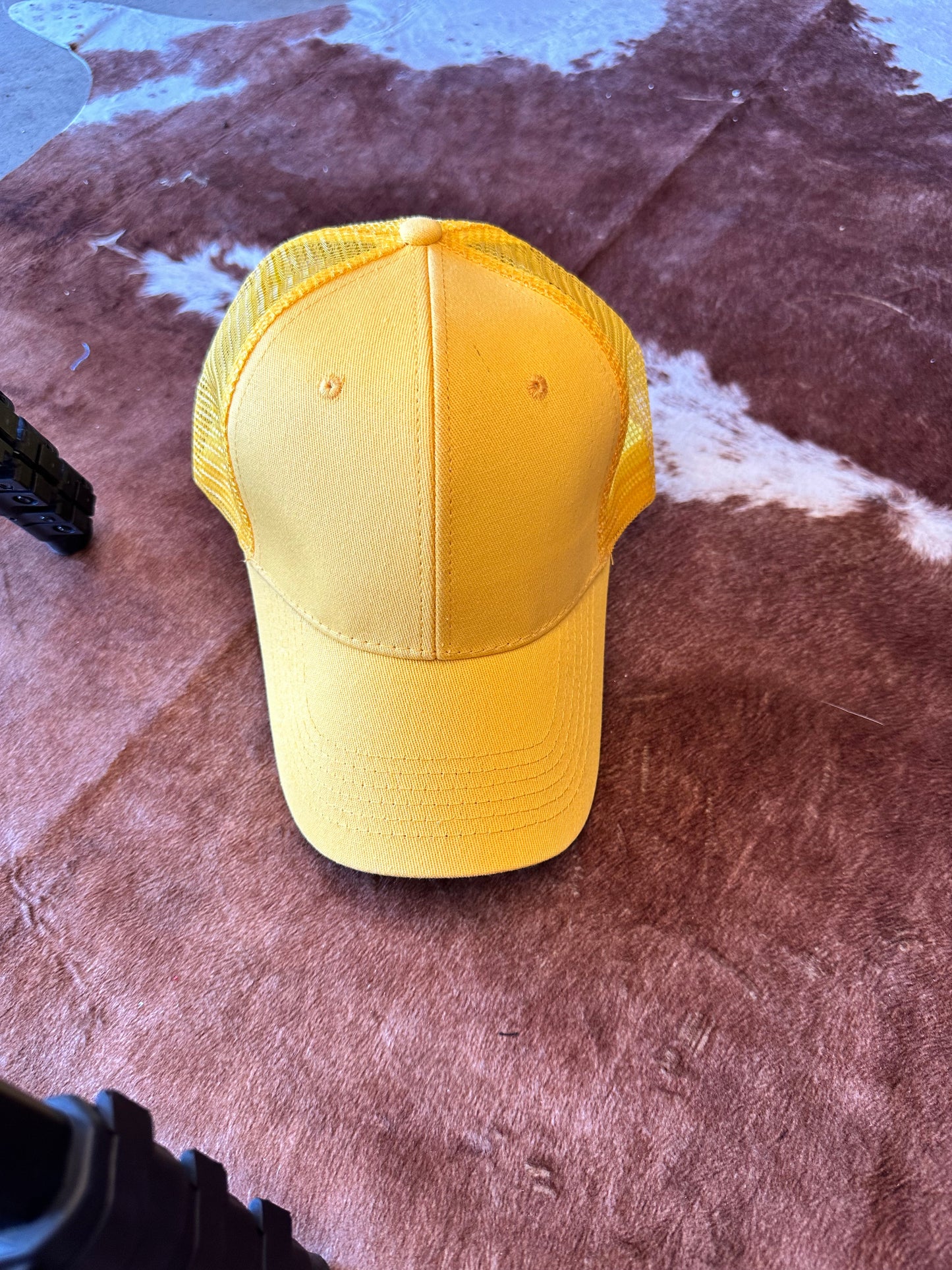 Yellow ball cap with structured crown and mesh back